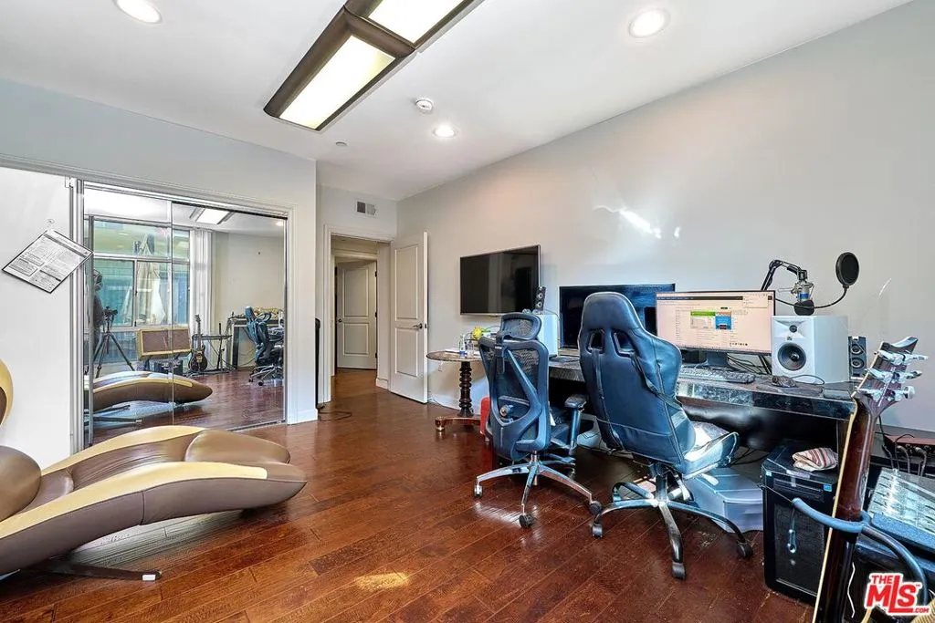 332 S Oxford Avenue 106, Los Angeles, California 90020 home-pic-18